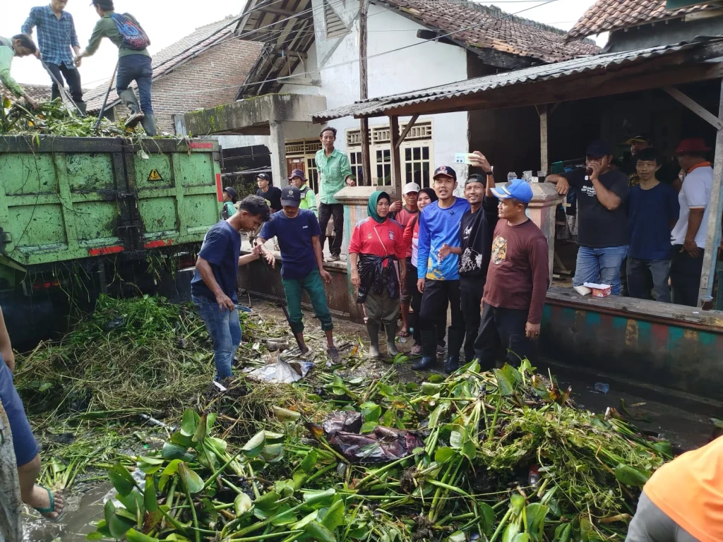 Wakil Wali Kota Serang Pimpin Jumat Bersih, Bersihkan Sungai Keroya dari Sampah dan Eceng Gondok