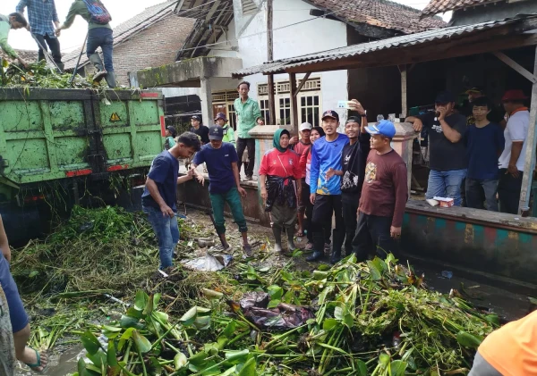 Wakil Wali Kota Serang Pimpin Jumat Bersih, Bersihkan Sungai Keroya dari Sampah dan Eceng Gondok
