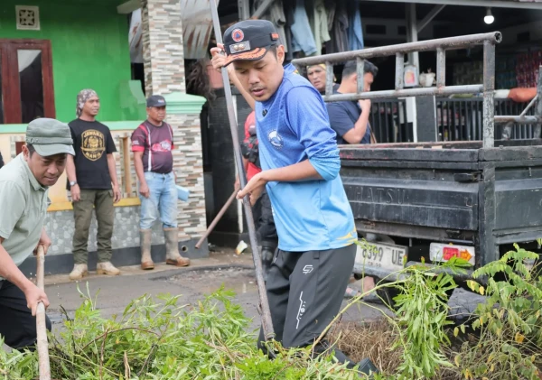 Wakil Wali Kota Serang Pimpin Jumat Bersih, Bersihkan Kali Mati Keroya dari Sampah dan Eceng Gondok