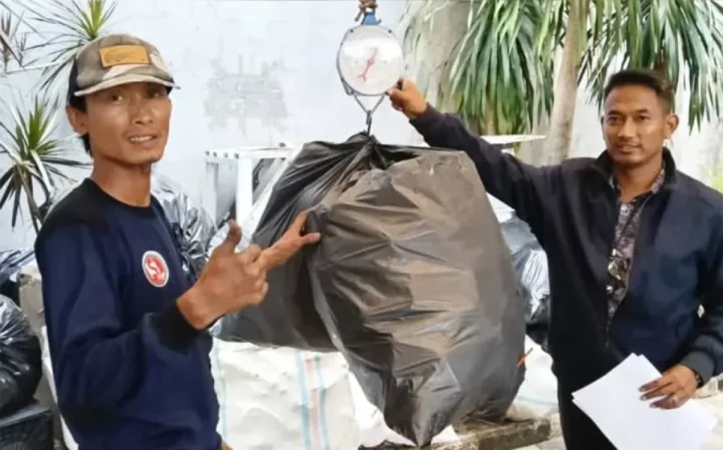 Bank Sampah Karang Tengah Laksanakan Sedekah Sampah Rutin di Awal Tahun 2026