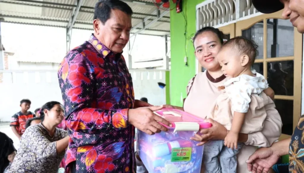 Bupati Tangerang Salurkan Bantuan kepada Masyarakat Terdampak Banjir di Pakuhaji