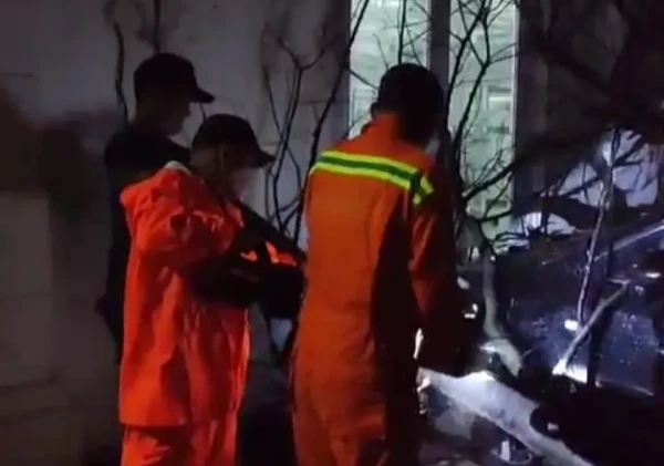 Pohon Tumbang di Ciledug, Dua Mobil Hancur Derenyukan Angin Kencang