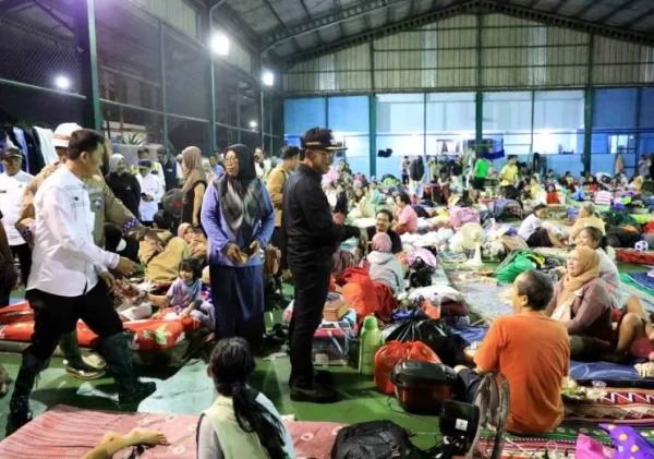 Wali Kota Tangerang Tinjau Lokasi Pengungsian dan Dapur Umum di Tengah Hujan