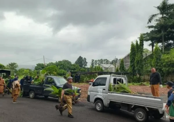 DLH Kota Tangerang Bersihkan Sampah Sisa Banjir dengan 195 Petugas