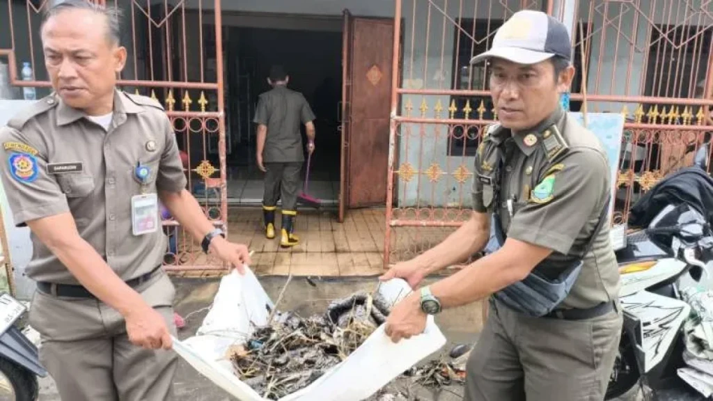 Hari Keenam Pasca Banjir, Petugas Gabungan dan Warga Gotong Royong Bersihkan Lingkungan