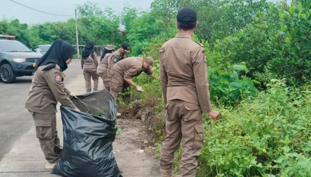 Satpol PP Kabupaten Tangerang Ikuti Corve Bersih-Bersih Pantai Pulo Cangkir