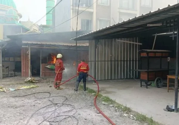 BPBD Tangerang Gerak Cepat Padamkan Kebakaran Rumah Makan di Babakan