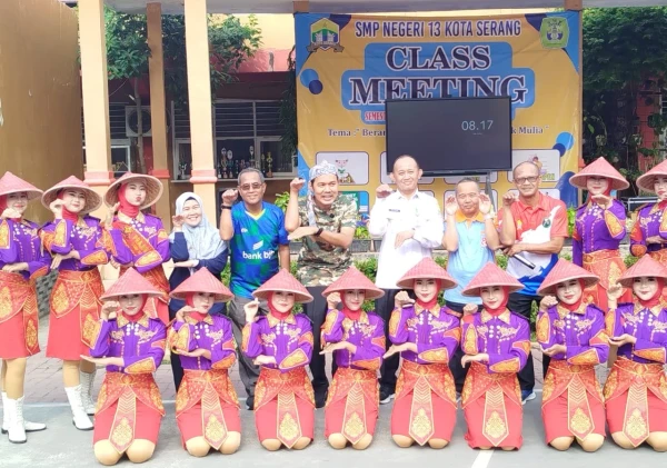Agis Diserbu Ribuan Siswa saat Monitoring Makanan Bergizi Gratis di SMPN 13 Kota Serang