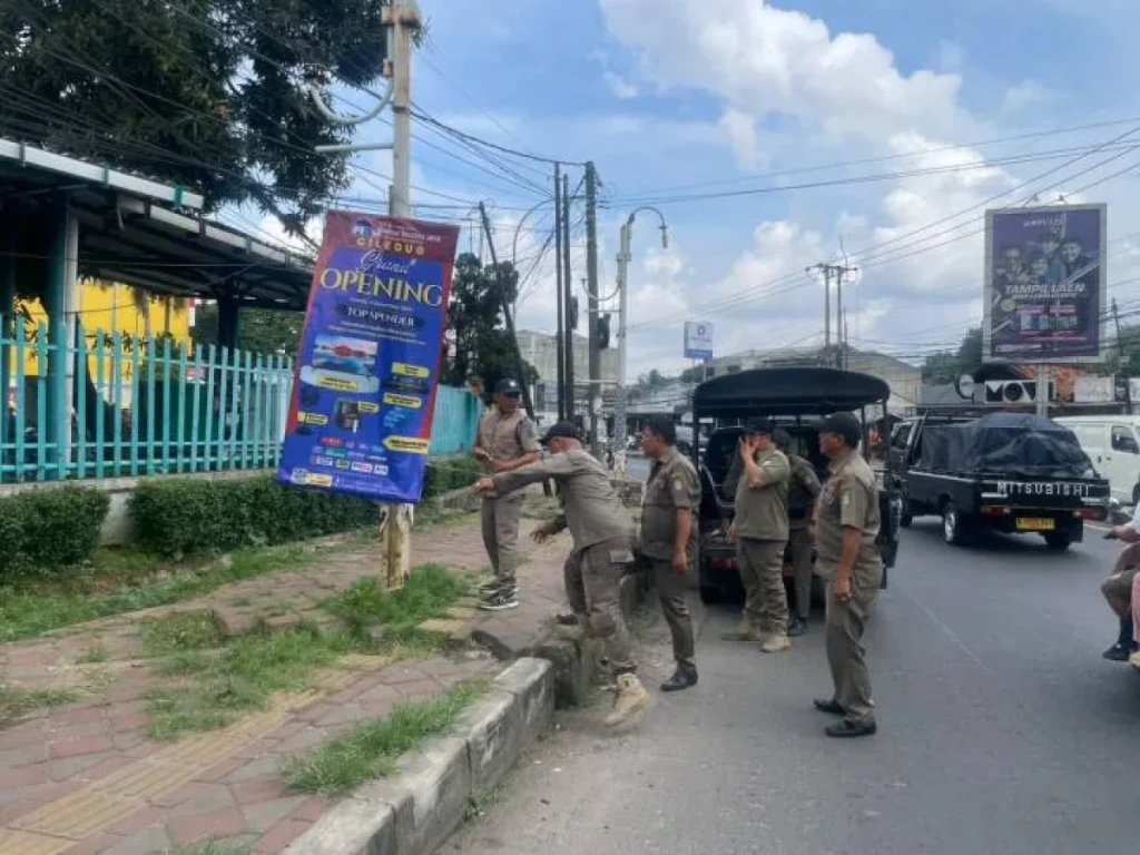 Pemkot Tangerang Gencarkan Operasi Penertiban Spanduk Liar di Kecamatan Larangan