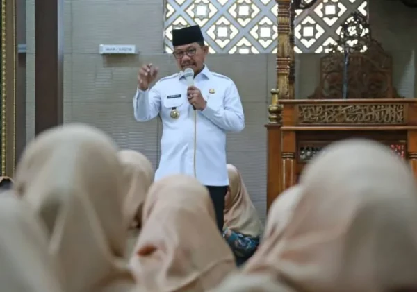 Wali Kota Tangerang Ajak Ibu-Ibu Majelis Taklim Teladani Rasulullah Lewat Aksi Peduli Lingkungan