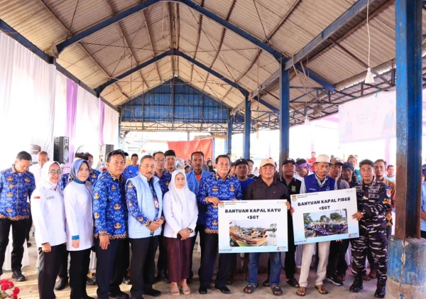 Pemkab Tangerang Serahkan 9 Kapal Tangkap Ikan untuk Nelayan Pesisir Kronjo