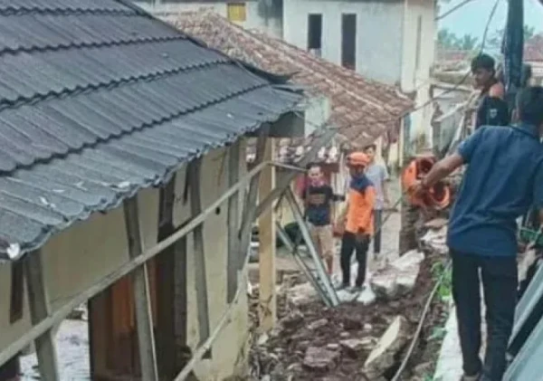 Tembok Penahan Tanah Longsor di Pandeglang, Dinding Majelis Taklim Jebol