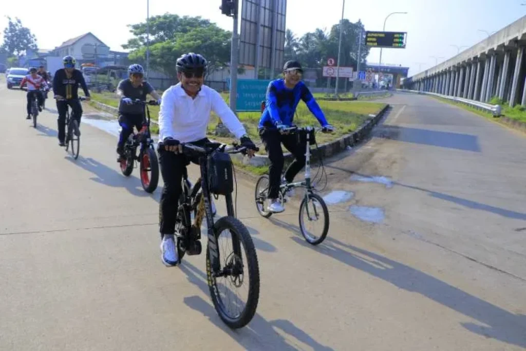 Wali Kota Tangerang Gowes ke Kantor, Tegur Warga Pembakar Sampah di Tengah Perjalanan!