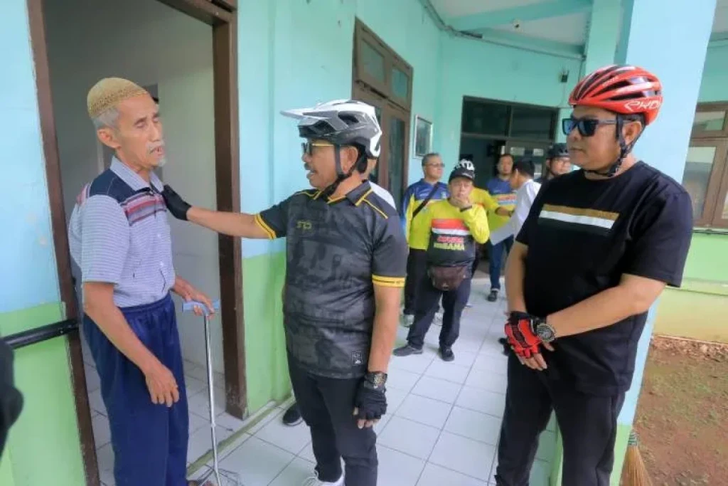 Hari Pertama Kerja 2026, Wali Kota Tangerang Gowes Kunjungi DLH hingga Dinsos