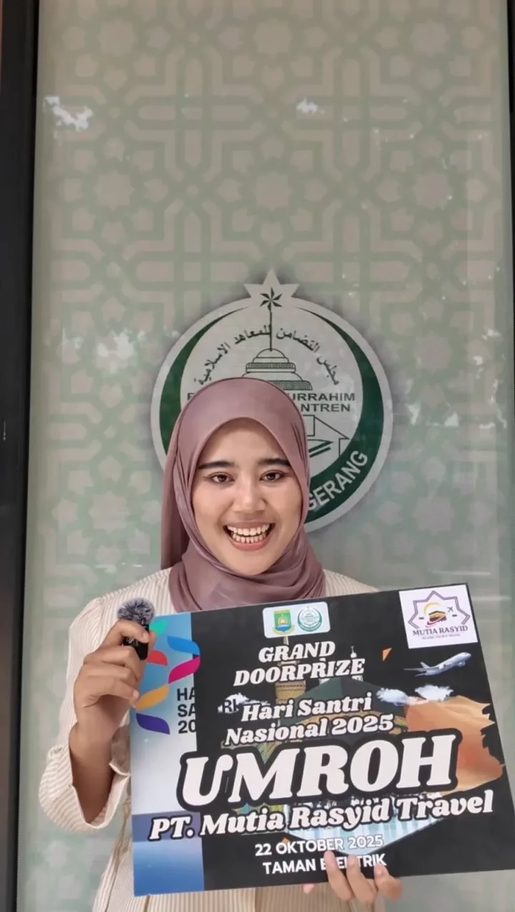 Meriah dan Penuh Haru! Ribuan Santri Padati Taman Elektrik, Wali Kota Sachrudin Bagikan Hadiah Umrah di Puncak Hari Santri Nasional 2025