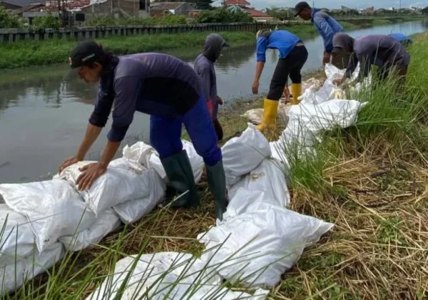 Siaga Puncak Musim Hujan, Ribuan Karung Pasir Baru Dipasang di Kali Ledug Periuk