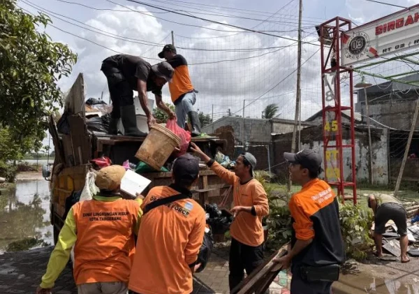Banjir Surut, DLH Kota Tangerang Kerahkan Ratusan Petugas Bersihkan Sampah Sisa Genangan