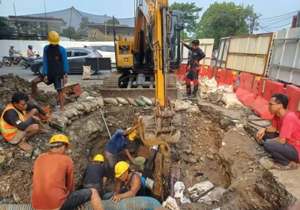 Pipa Bocor di Jalan K.S Tubun, Perumda Tirta Benteng Pastikan Layanan Air Tetap Mengalir