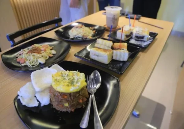 Nongkrong Hemat Tapi Estetik? Kawaii Cafe & Eatery Jadi Spot Favorit Baru Anak Muda Cipondoh