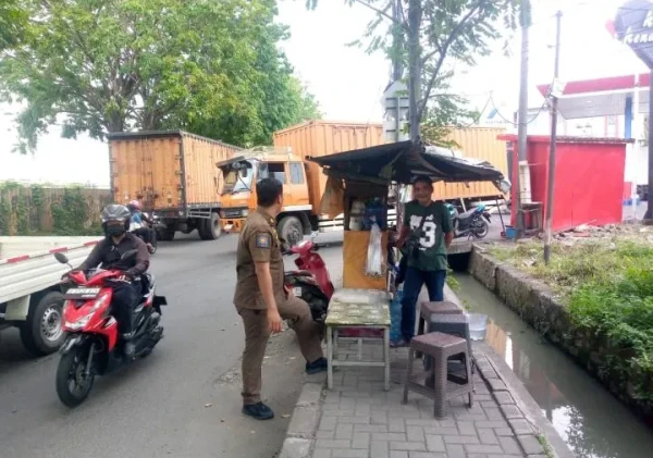 Tertibkan PKL di Trotoar, Kecamatan Benda Tegaskan Komitmen Jaga Keamanan dan Kebersihan Lingkungan