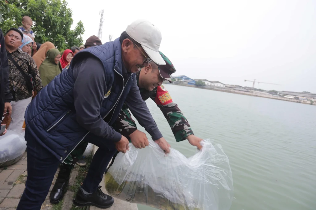 Peringati HUT TNI ke-80, Wali Kota Tangerang Tanam Pohon dan Tebar Ikan di Situ Cangkring: Tegaskan Tak Ada Toleransi bagi Pencemar Lingkungan!