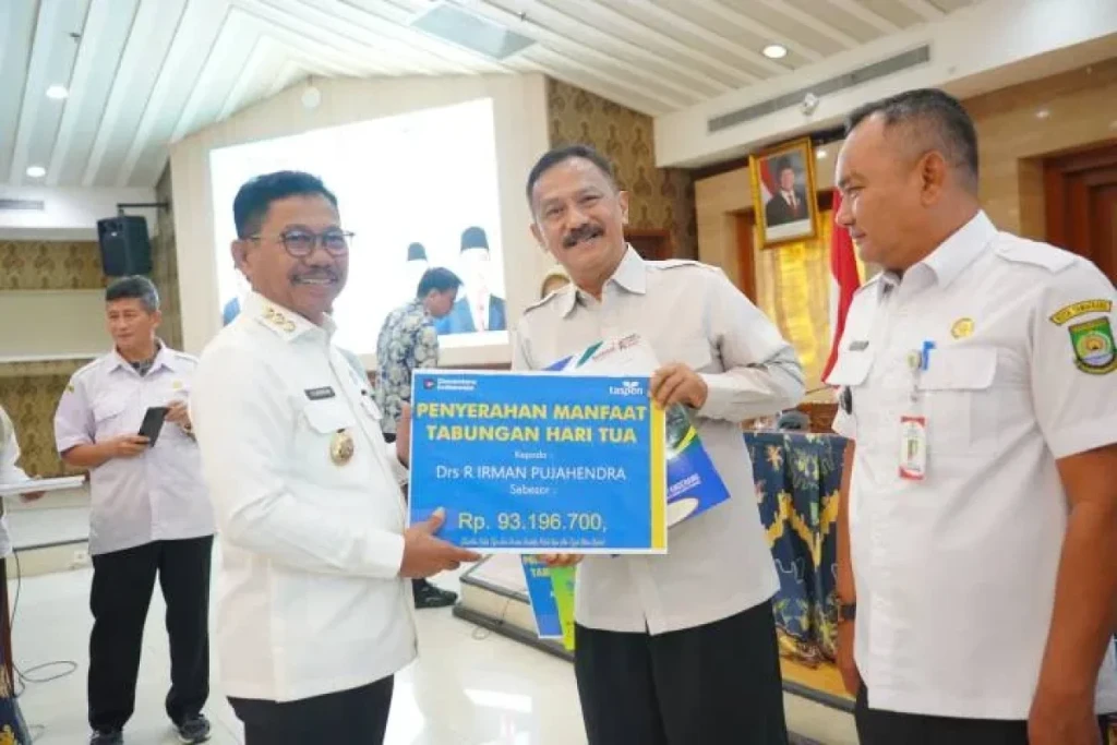 Jelang Purna Tugas, 100 ASN Terima SK Pensiun Langsung dari Wali Kota Tangerang