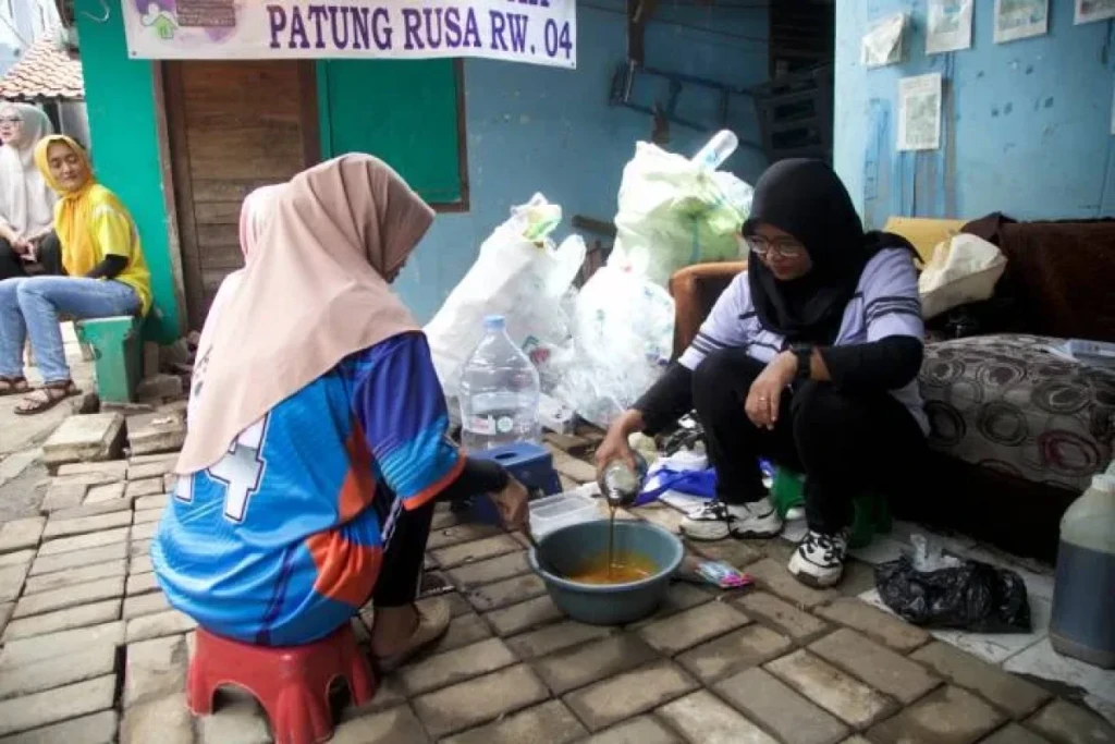Bank Sampah Patung Rusa di Tangerang, Ubah Jelantah Jadi Sabun & Lilin hingga Beri Hadiah untuk Warga