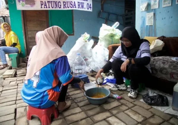 Bank Sampah Patung Rusa di Tangerang, Ubah Jelantah Jadi Sabun & Lilin hingga Beri Hadiah untuk Warga
