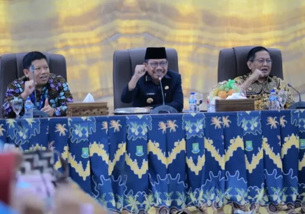 Wali Kota Tangerang Serahkan SK Pensiun kepada 86 Pegawai, Tegaskan Pengabdian Tak Pernah Berakhir
