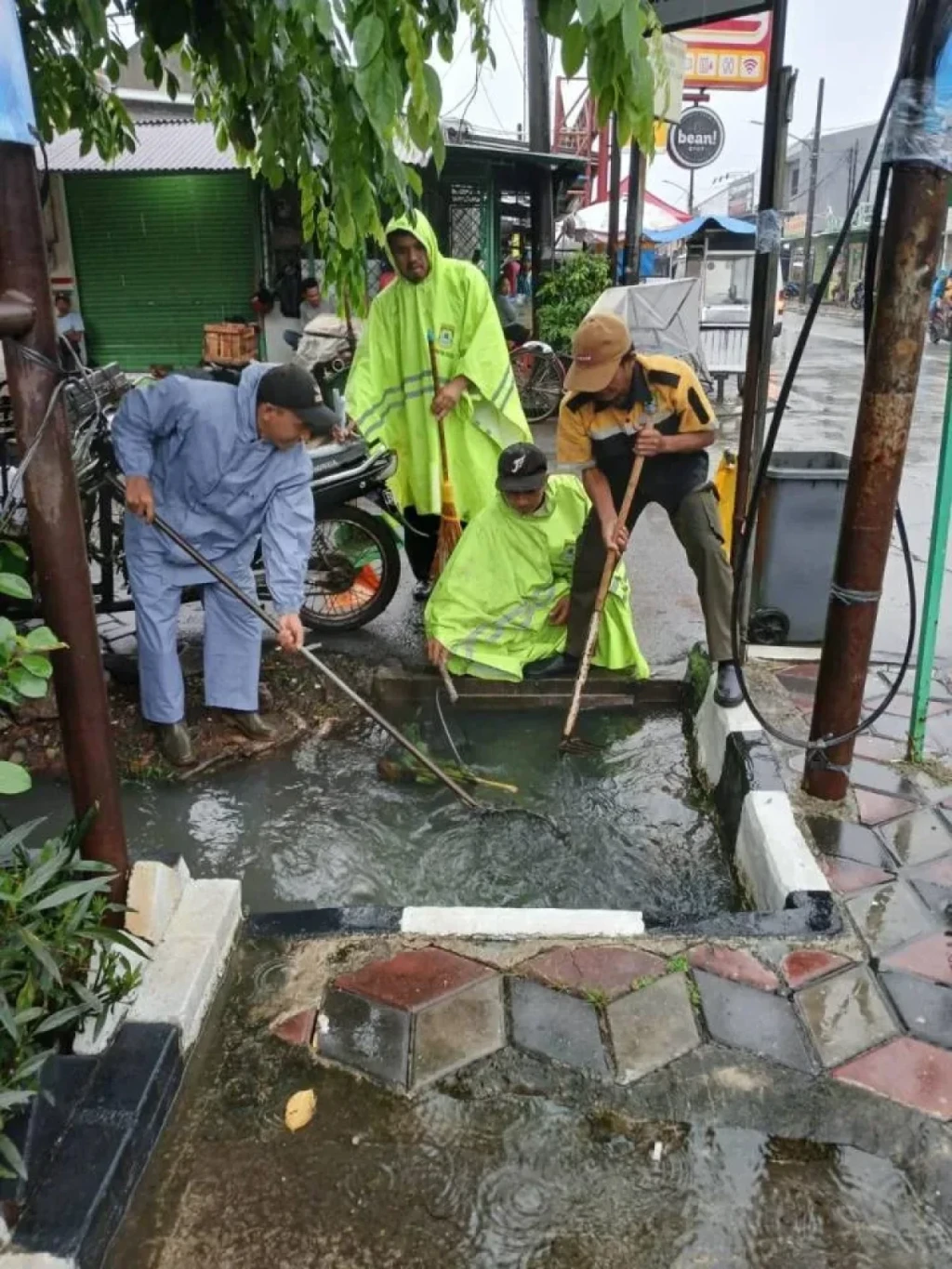 Diguyur Hujan Deras, Kecamatan Cibodas Terjunkan 22 Personel Antisipasi Banjir