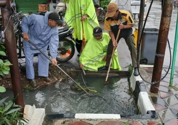 Diguyur Hujan Deras, Kecamatan Cibodas Terjunkan 22 Personel Antisipasi Banjir