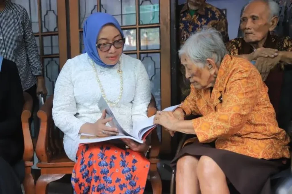 Jejak Sunyi Pejuang Perempuan, Menteri PPPA dan Wakil Wali Kota Tangerang Sambangi Veteran Sukasti di Hari Ibu ke-97