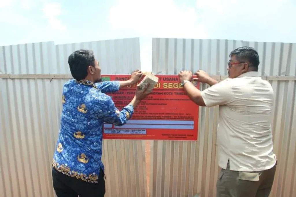 Bangunan Lapangan Olahraga di Cibodas Disegel Satpol PP Tangerang, Ada Apa?