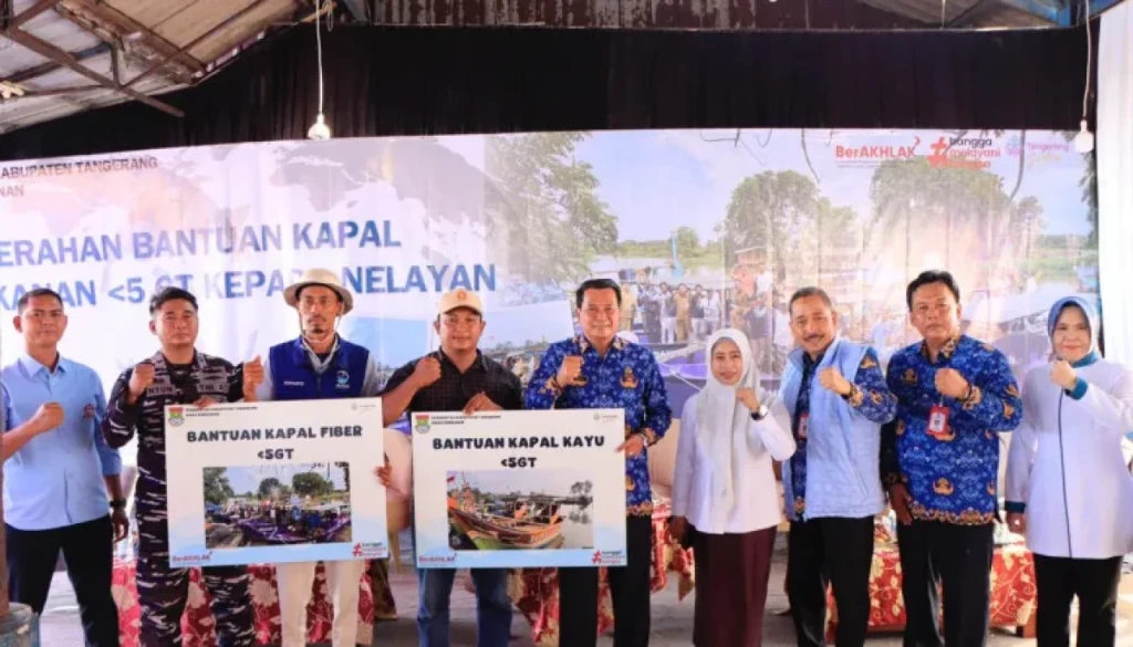 9 Kapal Baru Diserahkan ke Nelayan Kronjo, Bupati Tangerang Turun Langsung Nahkodai Bantuan