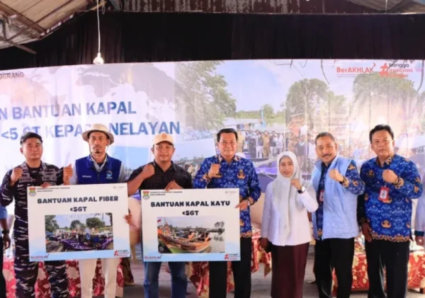9 Kapal Baru Diserahkan ke Nelayan Kronjo, Bupati Tangerang Turun Langsung Nahkodai Bantuan