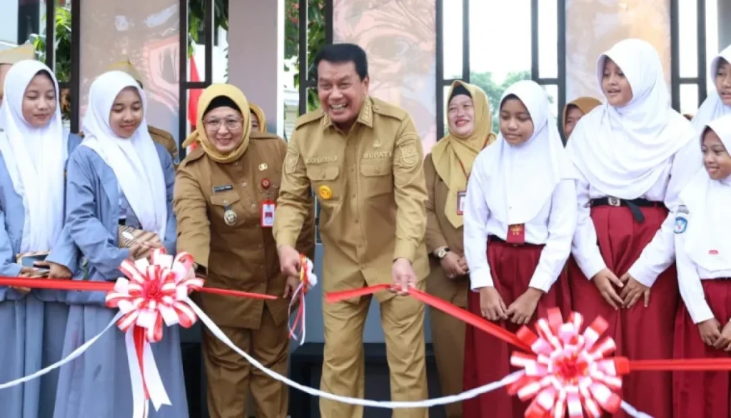 Hari Pertama Sekolah 2026, Bupati Tangerang Resmikan Halte Bus Sekolah Gratis, Pelajar: Lebih Nyaman dan Aman