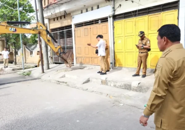 Bupati Maesyal Rasyid Turun Tangan Bongkar Bangunan di Atas Gorong-gorong, Warga Villa Tangerang Elok Ikut Bergerak