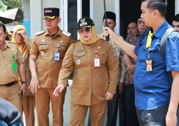 Wabup Intan Nurul Hikmah Tinjau Rumah Hasil Bedah RTLH di Kronjo: Wujud Nyata Kepedulian untuk Warga Kurang Mampu