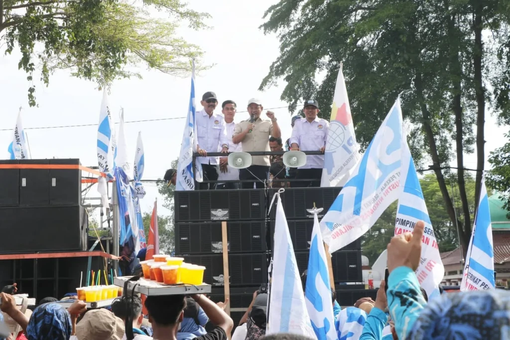 Ratusan Buruh Geruduk Pendopo, Bupati Serang Kirim Surat ke Presiden Prabowo: “Kami Mendukung Perjuangan Buruh”
