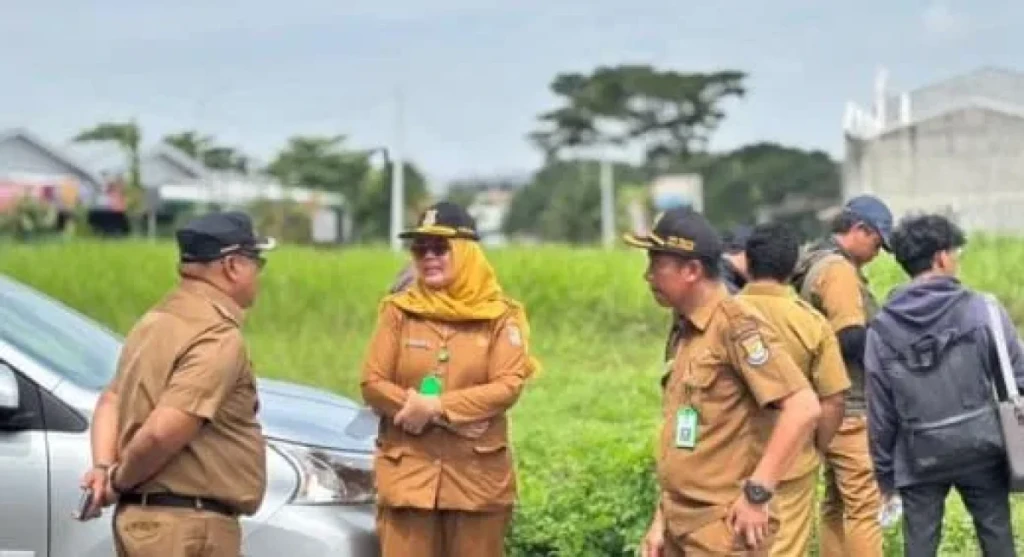 Camat Pasar Kemis Monitoring Normalisasi Saluran Air dan Penertiban Bangunan Liar