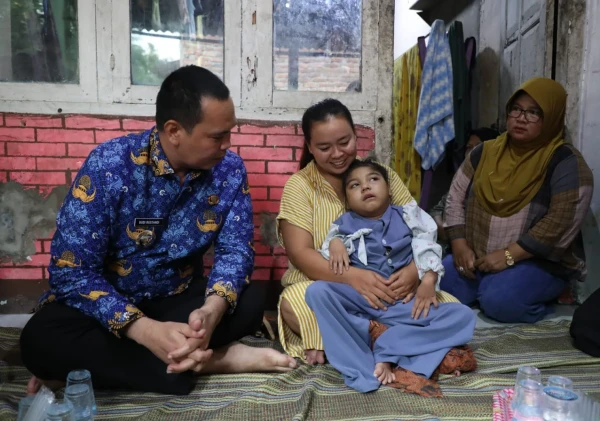 Wali Kota Serang Budi Rustandi Bantu Anak Penderita Mikrosefali dengan Kursi Roda Khusus