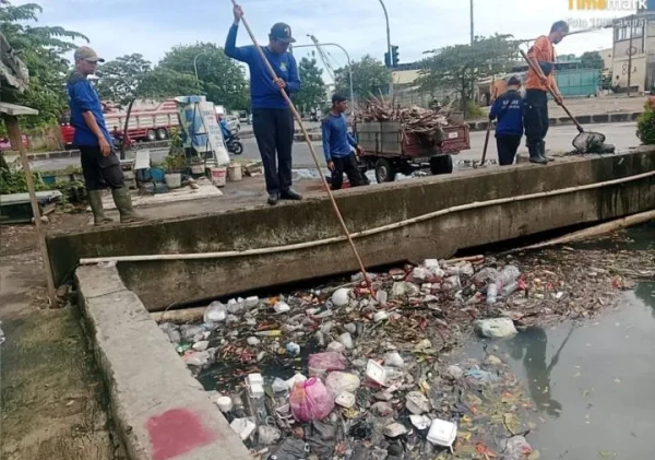 Antisipasi Musim Hujan, Kecamatan Benda Normalisasi Drainase di Jalan Husein Sastranegara