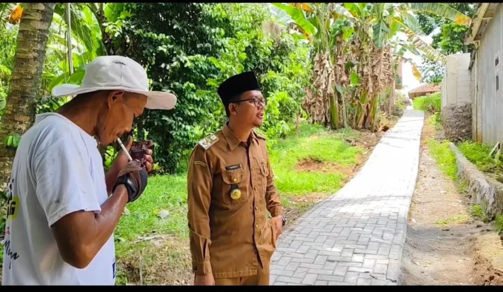 Kades Sindangheula Monitoring Peningkatan Kualitas Jalan Lingkungan di Tiga Titik Wilayah