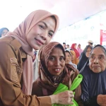 Bupati Serang Ratu Rachmatuzakiyah Bagikan 500 Paket Sembako, Tunjukkan Kedekatan Tanpa Sekat dengan Warga
