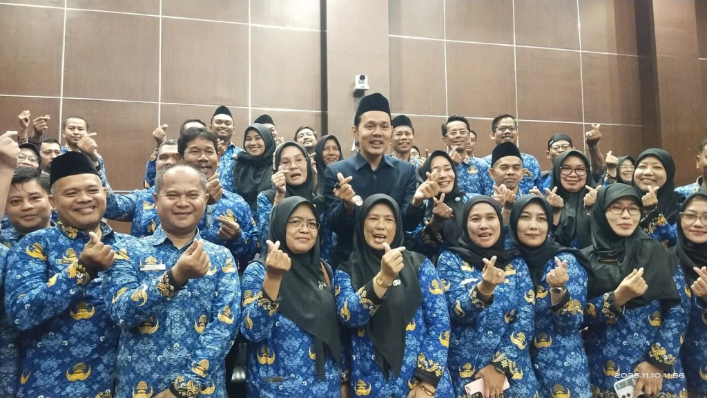 Seklur di Enam Kecamatan Kota Serang Terima Penghargaan atas Kekompakan di Rapat Paripurna DPRD