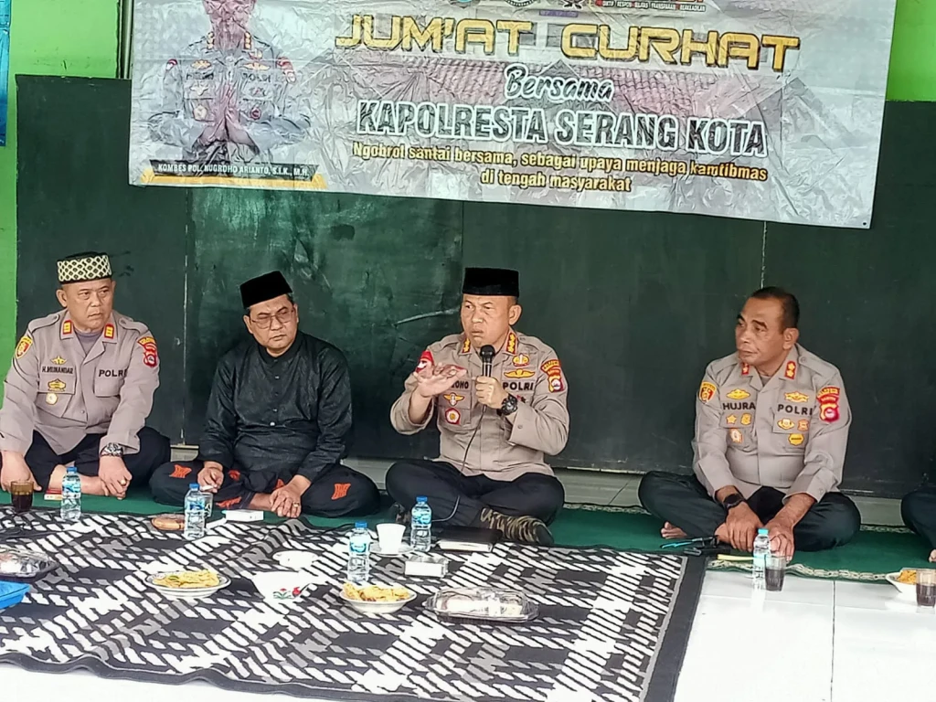 Kapolresta Serang Kota mengadakan Giat "Jum'at Curhat" untuk menciptakan Lingkungan Aman & Kondusif