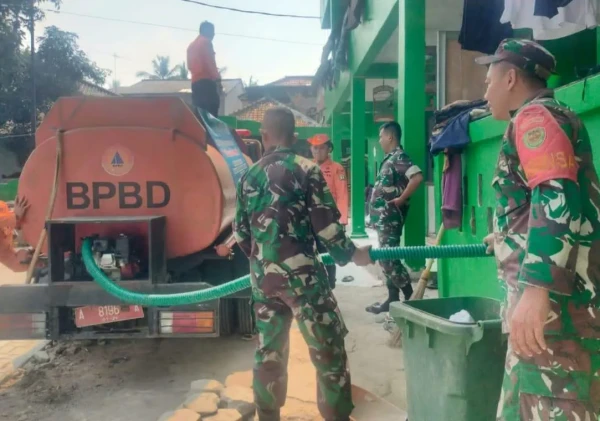 Babinsa Koramil 0602-05/Cipocok Jaya Gandeng BPBD Distribusikan Bantuan Air Bersih