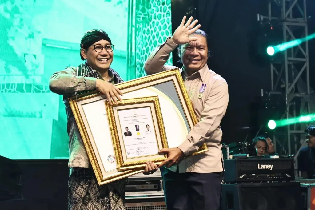 Pj Gubernur Banten Al Muktabar Raih Lencana Bhakti Pembangunan Daerah Dari Kemendes PDTT