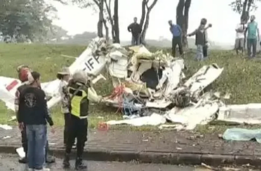 Tragedi Pesawat Latih Jatuh di Tangerang Selatan: Tiga Orang Meninggal, Evakuasi Masih Berlangsung