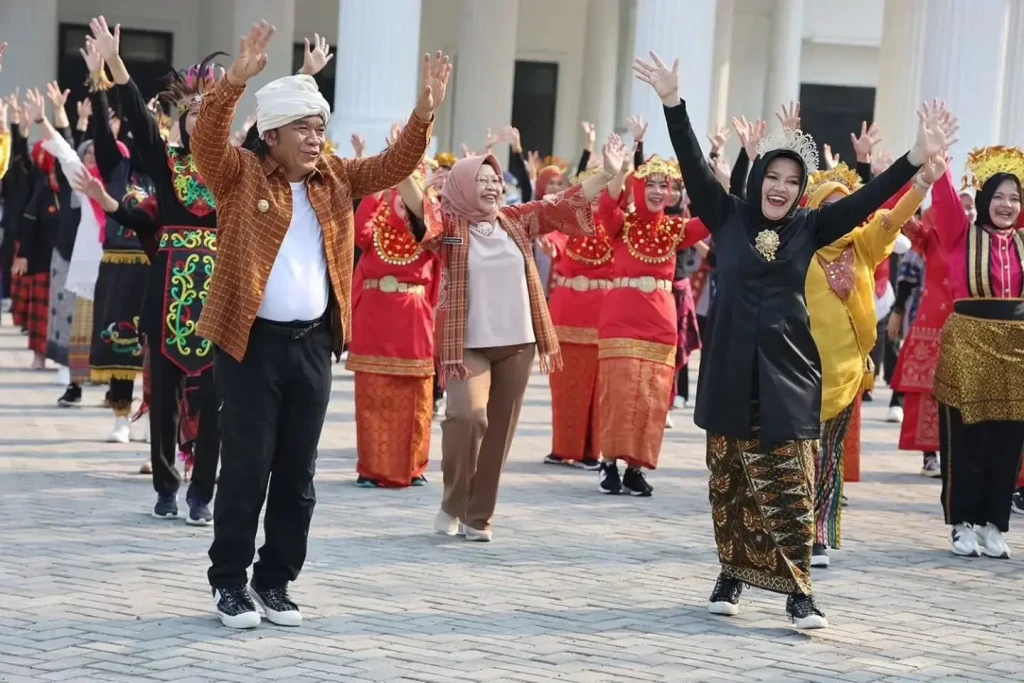 Senam Pagi dengan Wastra: Gubernur Banten Apresiasi Pelestarian Budaya dan Kesehatan
